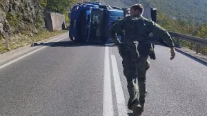EUFOR vojnik, saobraćajna nesreća, pomoć vozaču kamiona/