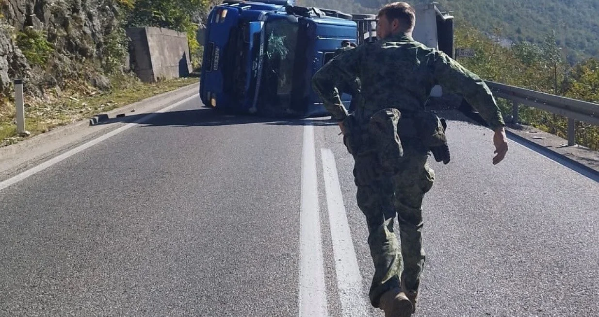 EUFOR vojnik, saobraćajna nesreća, pomoć vozaču kamiona/