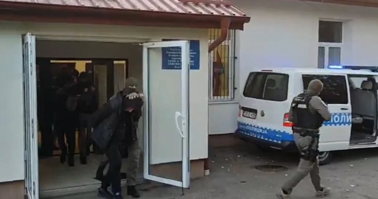 Privođenje osumnjičenih/Printscreen/X.com//