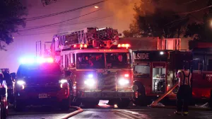 HILLSIDE, SAD - 15. OKTOBAR 2025.Snažna eksplozija u automehaničarskoj radionici u mjestu Hillside u saveznoj američkoj državi New Jersey izazvala je veliki požar šestog stepena, koji je zahvatio više okolnih poslovnih objekata i poslao guste oblake dima u zrak.Vatrogasci iz više jedinica satima su se borili s vatrom kako bi spriječili širenje požara na obližnje stambene objekte.Požar je u potpunosti zahvatio nekoliko zgrada u poslovnoj zoni, a materijalna šteta je velika. (Lokman Vural Elibol - Anadolu Agency)/