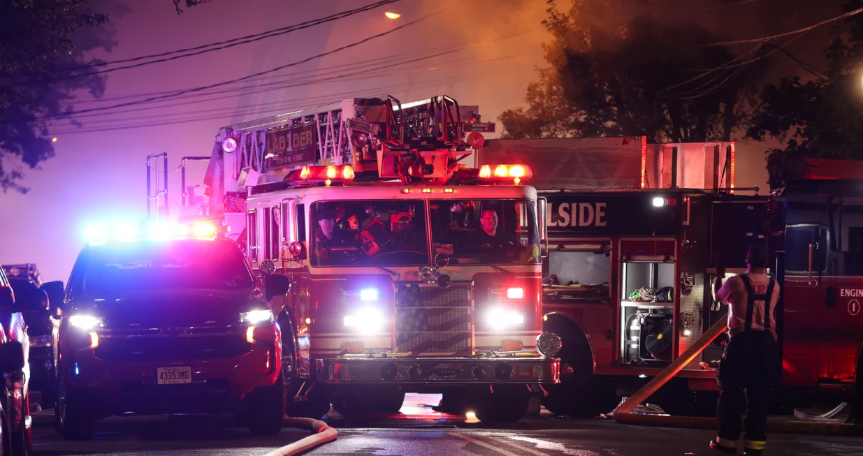 HILLSIDE, SAD - 15. OKTOBAR 2025.Snažna eksplozija u automehaničarskoj radionici u mjestu Hillside u saveznoj američkoj državi New Jersey izazvala je veliki požar šestog stepena, koji je zahvatio više okolnih poslovnih objekata i poslao guste oblake dima u zrak.Vatrogasci iz više jedinica satima su se borili s vatrom kako bi spriječili širenje požara na obližnje stambene objekte.Požar je u potpunosti zahvatio nekoliko zgrada u poslovnoj zoni, a materijalna šteta je velika. (Lokman Vural Elibol - Anadolu Agency)/