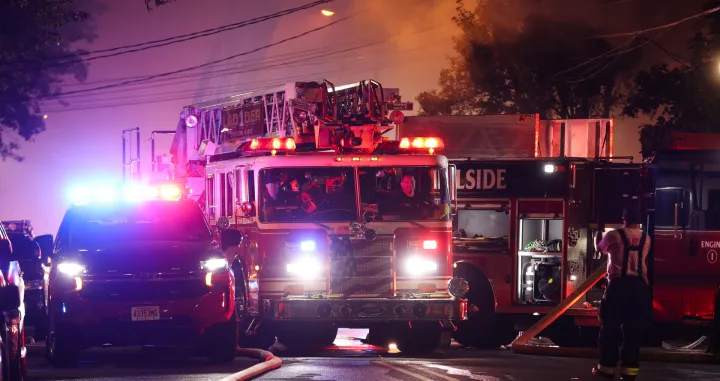 HILLSIDE, SAD - 15. OKTOBAR 2025.Snažna eksplozija u automehaničarskoj radionici u mjestu Hillside u saveznoj američkoj državi New Jersey izazvala je veliki požar šestog stepena, koji je zahvatio više okolnih poslovnih objekata i poslao guste oblake dima u zrak.Vatrogasci iz više jedinica satima su se borili s vatrom kako bi spriječili širenje požara na obližnje stambene objekte.Požar je u potpunosti zahvatio nekoliko zgrada u poslovnoj zoni, a materijalna šteta je velika. (Lokman Vural Elibol - Anadolu Agency)/