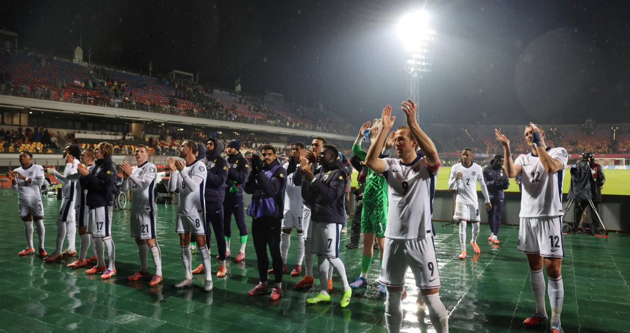 Soccer Football - FIFA World Cup - UEFA Qualifiers - Group K - Latvia v England - Daugava Stadium, Riga, Latvia - October 14, 2025 England's Harry Kane celebrates with teammates after qualifying for the FIFA World Cup Action Images via Reuters/Paul Childs/Foto: Paul Childs