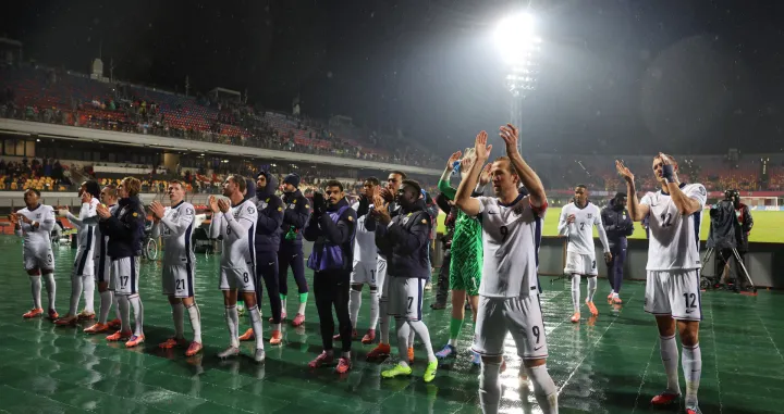 Soccer Football - FIFA World Cup - UEFA Qualifiers - Group K - Latvia v England - Daugava Stadium, Riga, Latvia - October 14, 2025 England's Harry Kane celebrates with teammates after qualifying for the FIFA World Cup Action Images via Reuters/Paul Childs/Foto: Paul Childs