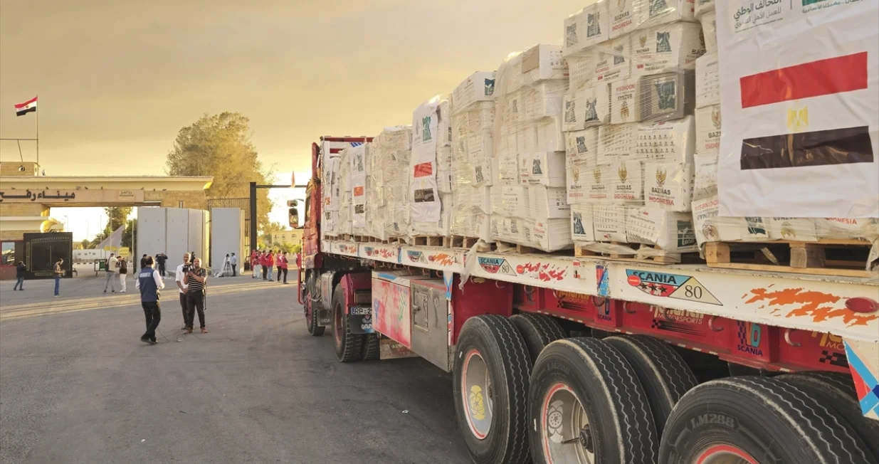 Kamioni humanitarne pomoći ulaze u Pojas Gaze kroz granični prelaz Rafah/Ahmed Sayed