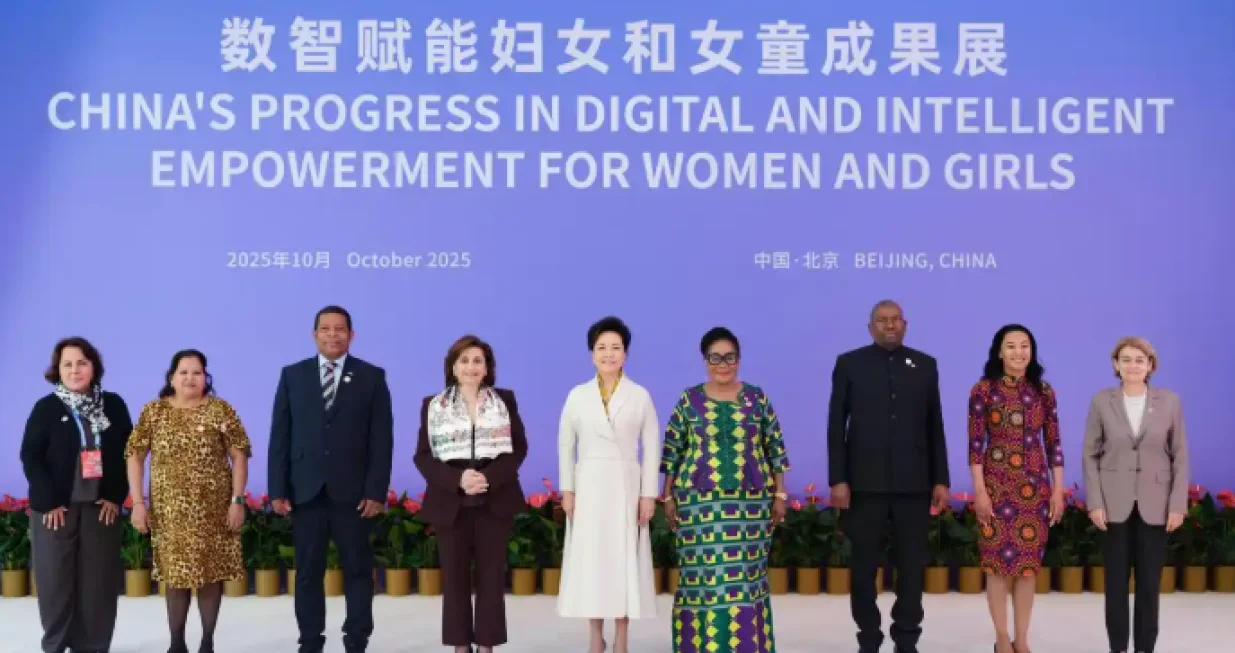 Peng Lijuan prisustvovala otvaranju izložbe "Osnaživanje položaja žena i djevojčica digitalnom inteligencijom"/