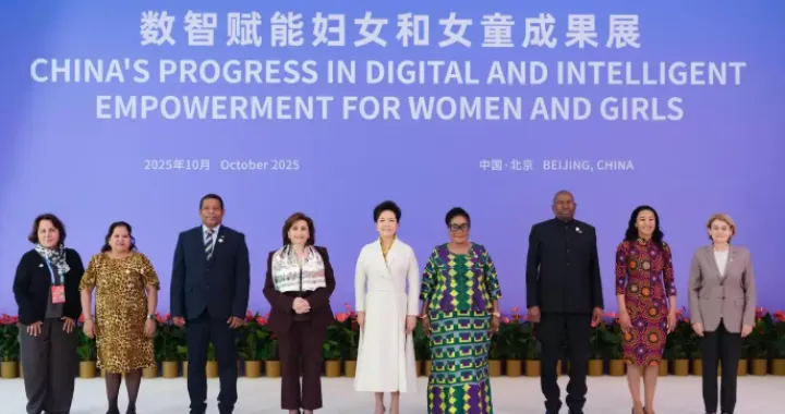 Peng Lijuan prisustvovala otvaranju izložbe "Osnaživanje položaja žena i djevojčica digitalnom inteligencijom"/