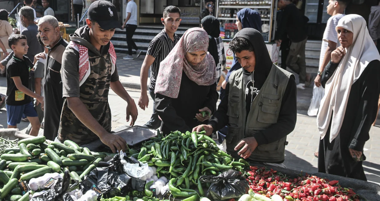 GAZA, PALESTINA – 15. OKTOBAR 2025.Palestinci se okupljaju na pijaci u izbjegličkom kampu Nuseirat dok se roba i zalihe vraćaju u Gazu nakon provedbe primirja.Dolazak proizvoda koji nisu bili dostupni tokom rata donosi obnovljenu aktivnost na lokalnim pijacama širom grada. (Moiz Salhi - Anadolu Agency)/