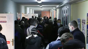 Banjauka, BiH - 15. novembar 2020: U Osnovnoj školi "Branko Radičević" u Banjaluci u kojoj se nalazi više biračkih mjesta od otvaranja birališta građani čekaju u redovima kako bi obavili svoju građansku dužnost. (Miomir Jakovljević - Anadolu Agency)/Miomir Jakovljević