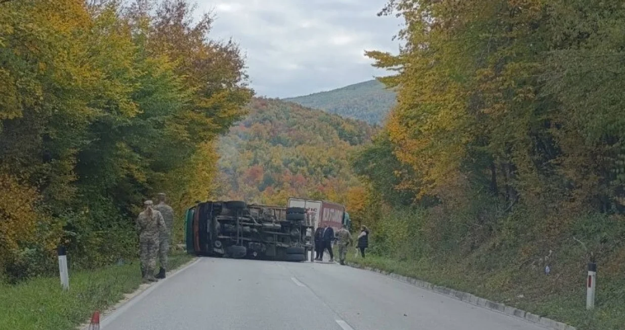 Prevrnuo se kamion/Društvene mreže//