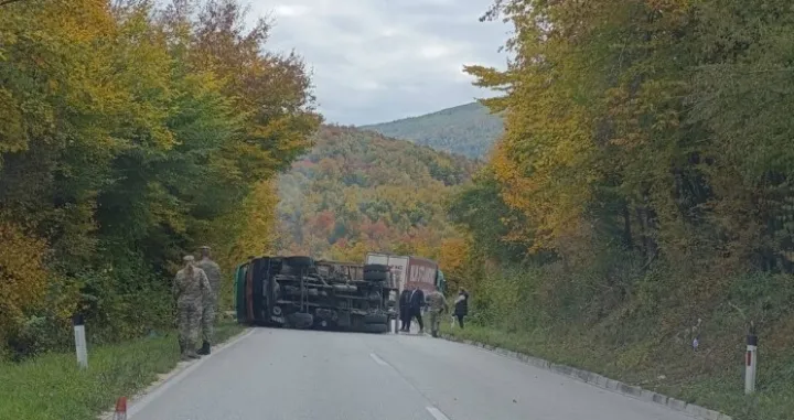 Prevrnuo se kamion/Društvene mreže//