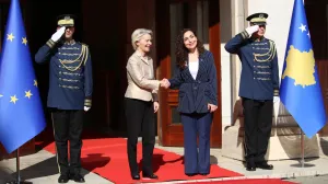 Predsjednica Kosova Vjosa Osmani sastala se u srijedu sa predsjednicom Evropske komisije Ursulom von der Leyen poruДЌivЕЎi kako je Kosovo posveД‡eno reformskoj agendi u okviru Plana rasta Evropske unije te naglasivЕЎi vaЕѕnost bliske saradnje sa EU-om u ovom procesu.Iz Ureda predsjednice je nakon bilateralnog sastanka saopЕЎteno da je izrazila oДЌekivanje da Д‡e odobrenje Plana rasta biti meД'u prvim odlukama SkupЕЎtine Kosova, nakon ЕЎto je nedavno ta zakonodavna institucija konstituisana. (Erkin KeГ§i - Anadolu Agency)/