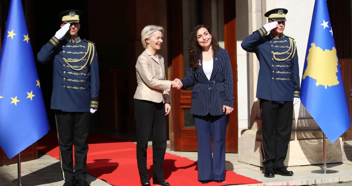 Predsjednica Kosova Vjosa Osmani sastala se u srijedu sa predsjednicom Evropske komisije Ursulom von der Leyen poruДЌivЕЎi kako je Kosovo posveД‡eno reformskoj agendi u okviru Plana rasta Evropske unije te naglasivЕЎi vaЕѕnost bliske saradnje sa EU-om u ovom procesu.Iz Ureda predsjednice je nakon bilateralnog sastanka saopЕЎteno da je izrazila oДЌekivanje da Д‡e odobrenje Plana rasta biti meД'u prvim odlukama SkupЕЎtine Kosova, nakon ЕЎto je nedavno ta zakonodavna institucija konstituisana. (Erkin KeГ§i - Anadolu Agency)/