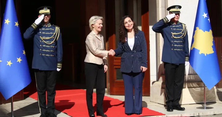Predsjednica Kosova Vjosa Osmani sastala se u srijedu sa predsjednicom Evropske komisije Ursulom von der Leyen poruДЌivЕЎi kako je Kosovo posveД‡eno reformskoj agendi u okviru Plana rasta Evropske unije te naglasivЕЎi vaЕѕnost bliske saradnje sa EU-om u ovom procesu.Iz Ureda predsjednice je nakon bilateralnog sastanka saopЕЎteno da je izrazila oДЌekivanje da Д‡e odobrenje Plana rasta biti meД'u prvim odlukama SkupЕЎtine Kosova, nakon ЕЎto je nedavno ta zakonodavna institucija konstituisana. (Erkin KeГ§i - Anadolu Agency)/