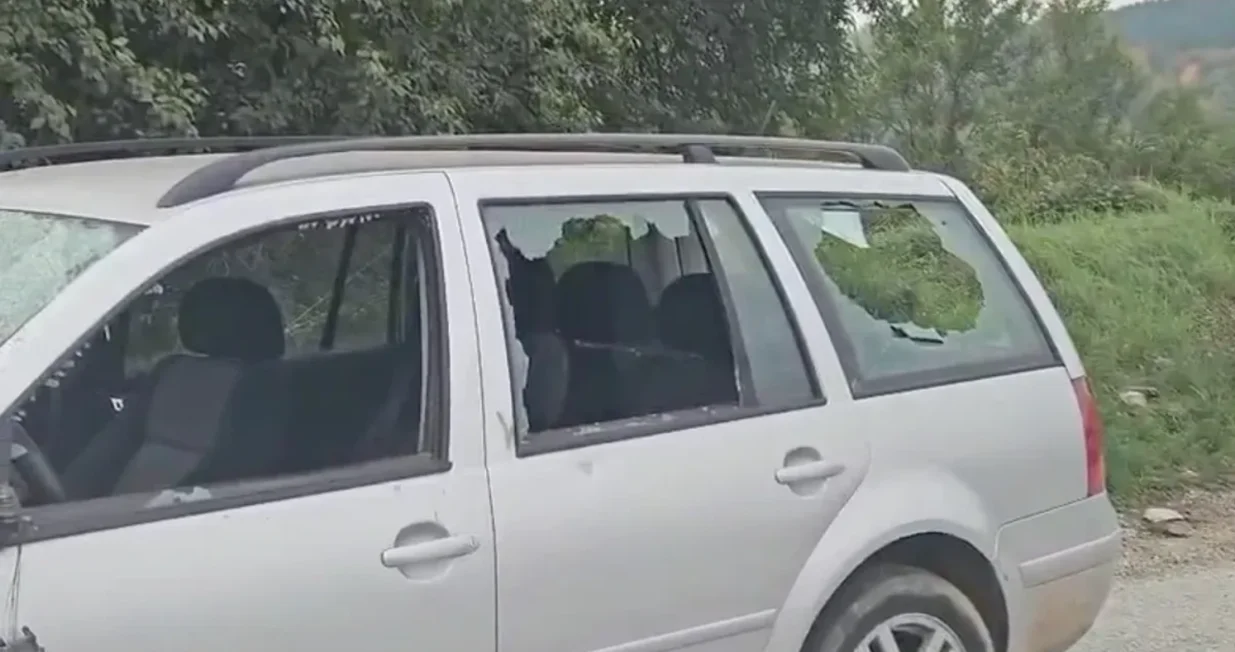 Automobil, demoliran, žena demolirala automobil bivšem partneru/