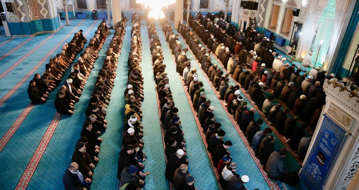 Detalji drame u bošnjačkom džematu tokom namaza - "Imam je provocirao, digao je noge na sto"