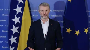 SARAJEVO, 3. septembra (FENA) - Ministar komunikacija i prometa Bosne i Hercegovine Edin Forto je izrazio zadovoljstvo što je postignut dogovor sa prevoznicima koji su prethodnih dana blokirali promet u BiH. Cilj je jasan, poručio je, moramo uraditi sve što je potrebno da olakšamo našim firmama da rade na evropskom tržištu. (Foto FENA/Almir Razić)/Almir Razić