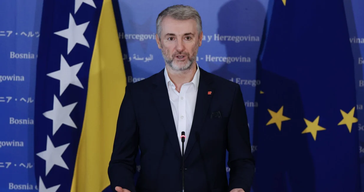 SARAJEVO, 3. septembra (FENA) - Ministar komunikacija i prometa Bosne i Hercegovine Edin Forto je izrazio zadovoljstvo što je postignut dogovor sa prevoznicima koji su prethodnih dana blokirali promet u BiH. Cilj je jasan, poručio je, moramo uraditi sve što je potrebno da olakšamo našim firmama da rade na evropskom tržištu. (Foto FENA/Almir Razić)/Almir Razić