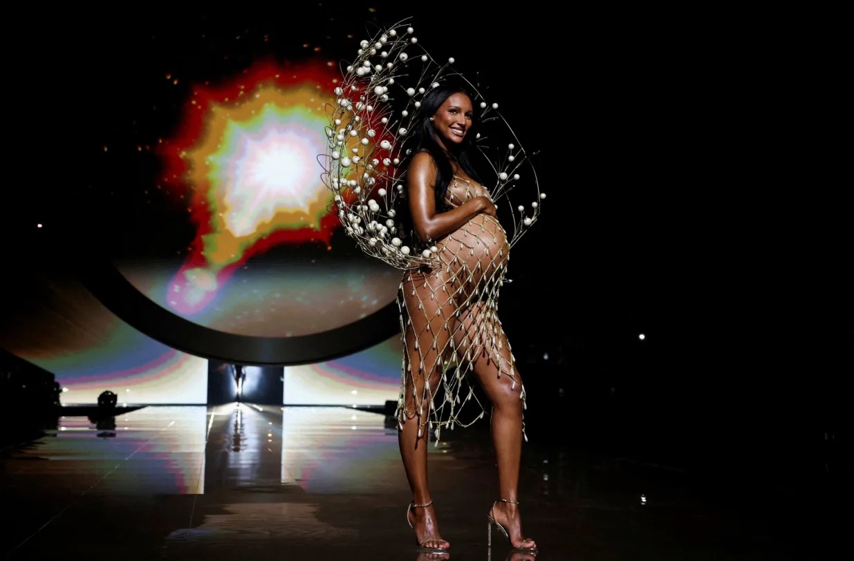 Jasmine Tookes walks the runway during the 2025 Victoria's Secret Fashion Show in New York City, U.S., October 15, 2025. REUTERS/Brendan McDermid  TPX IMAGES OF THE DAY/Brendan Mcdermid