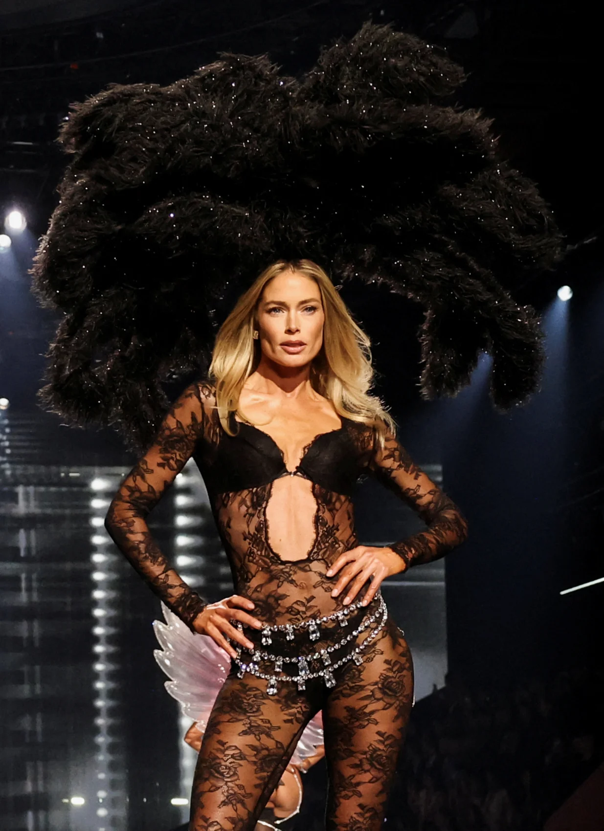Doutzen Kroes walks the runway during the 2025 Victoria's Secret Fashion Show in New York City, U.S., October 15, 2025. REUTERS/Brendan McDermid/Brendan Mcdermid