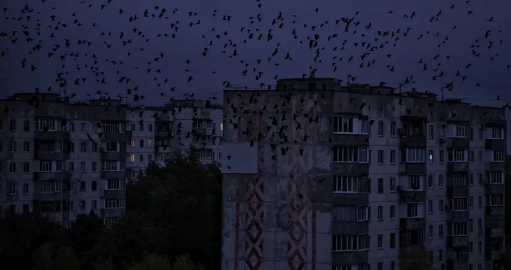 Birds fly near Residential buildings during a power blackout after critical civil infrastructure was hit by a Russian military attacks in Chernihiv region, amid Russia's attack on Ukraine, in Chernihiv, Ukraine October 2, 2025. REUTERS/Yan Dobronosov/Yan Dobronosov