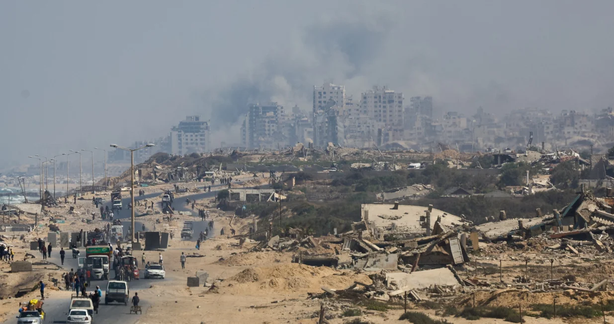 Smoke rises during an Israeli military operation in Gaza City, as seen from the central Gaza Strip September 27, 2025. REUTERS/Mahmoud Issa/Mahmoud Issa