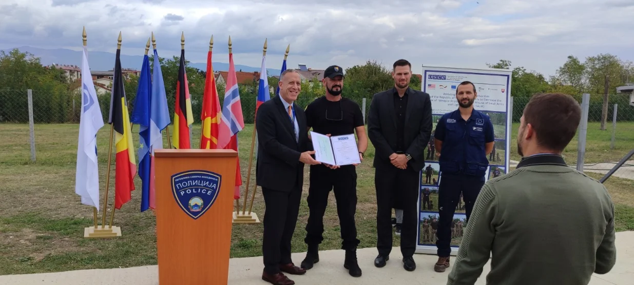 Pripadnik Granične policije BiH Nurija Agić i službeni pas Rik, dodjela certifikata/Granična Policija Bih 