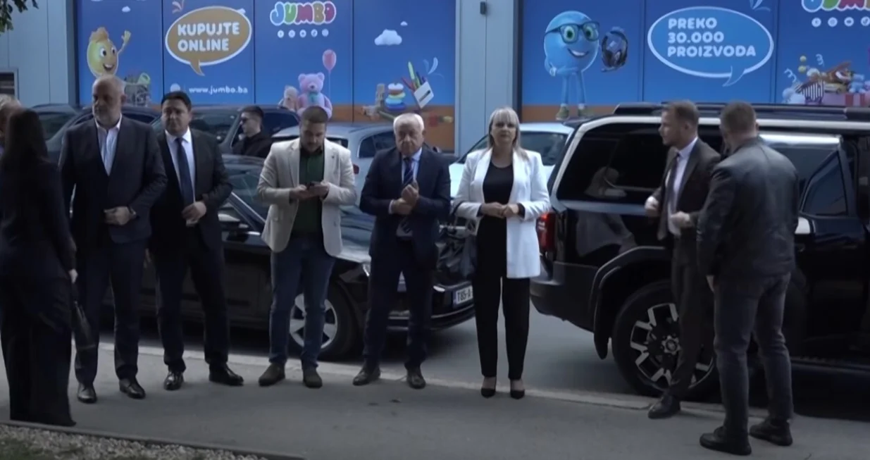 draško satnivuković, dolazak na sastanak, kolona vozila/Screenshot/Screenshot