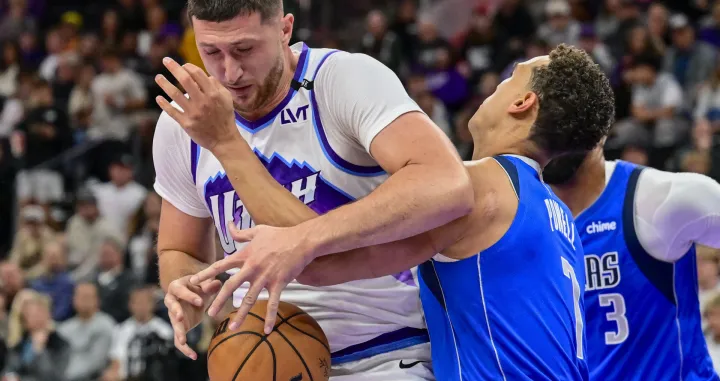 Oct 13, 2025; Salt Lake City, Utah, USA; Dallas Mavericks forward/center Dwight Powell (7) attempts to block the layup from Utah Jazz center Jusuf Nurkić (30) during the second half at Delta Center. Mandatory Credit: Peter Creveling-Imagn Images/Foto: Peter Creveling