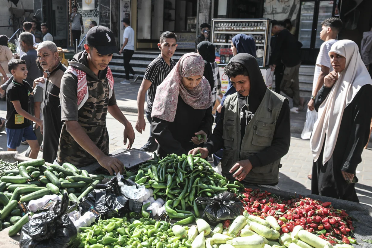 GAZA, PALESTINA – 15. OKTOBAR 2025.Palestinci se okupljaju na pijaci u izbjegličkom kampu Nuseirat dok se roba i zalihe vraćaju u Gazu nakon provedbe primirja.Dolazak proizvoda koji nisu bili dostupni tokom rata donosi obnovljenu aktivnost na lokalnim pijacama širom grada. (Moiz Salhi - Anadolu Agency)/