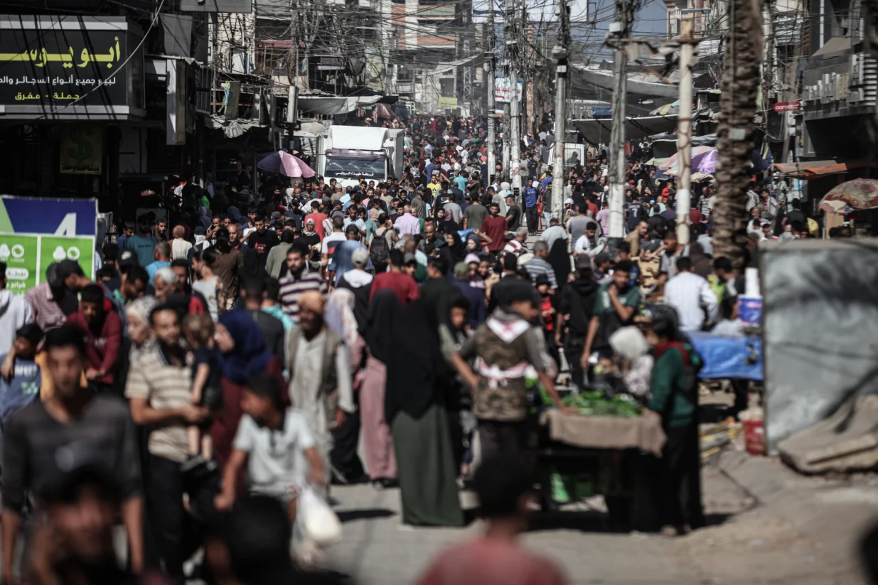 GAZA, PALESTINA – 15. OKTOBAR 2025.Palestinci se okupljaju na pijaci u izbjegličkom kampu Nuseirat dok se roba i zalihe vraćaju u Gazu nakon provedbe primirja.Dolazak proizvoda koji nisu bili dostupni tokom rata donosi obnovljenu aktivnost na lokalnim pijacama širom grada. (Moiz Salhi - Anadolu Agency)/