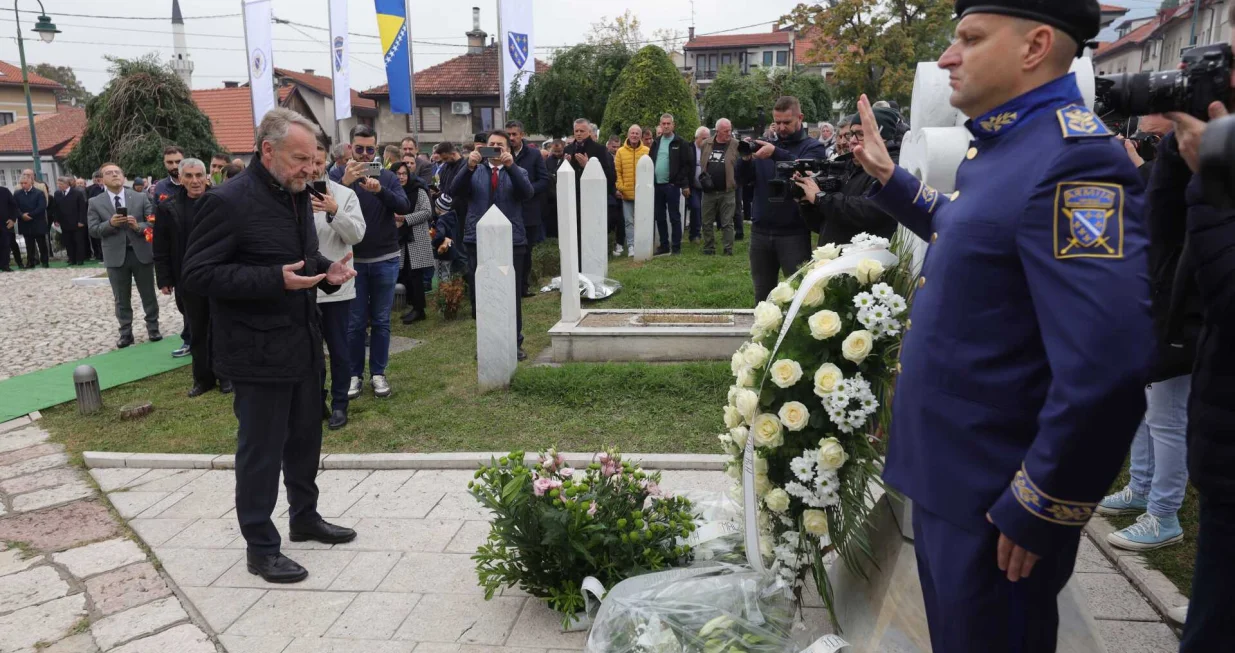 Polaganjem cvijeća i učenjem Fatihe na Šehidskom mezarju Kovači 17. 10. 2025. godine u 10:30 sati obilježit ćemo 22. godišnjicu smrti rahmetli Alije Izetbegovića, prvog predsjednika nezavisne Republike Bosne i Hercegovine/Senad Gubelić