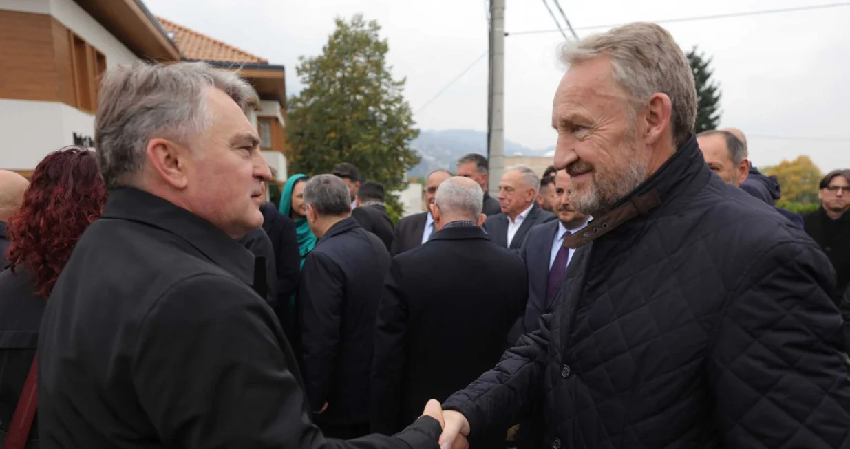 Polaganjem cvijeća i učenjem Fatihe na Šehidskom mezarju Kovači 17. 10. 2025. godine u 10:30 sati obilježit ćemo 22. godišnjicu smrti rahmetli Alije Izetbegovića, prvog predsjednika nezavisne Republike Bosne i Hercegovine/Senad Gubelić