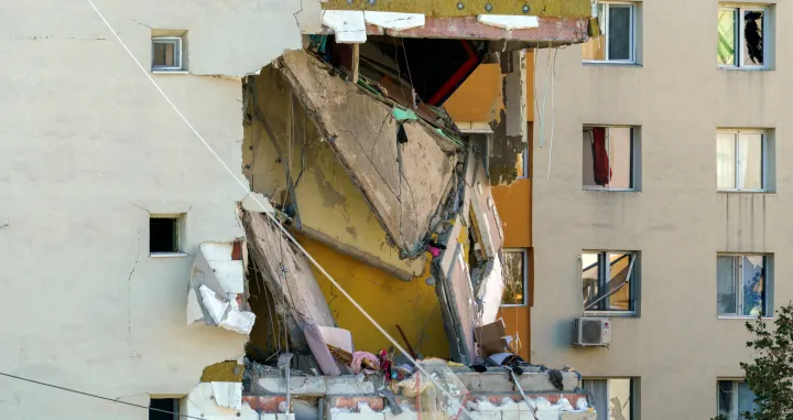 Damage caused by an explosion at an apartment block in Bucharest, Romania, October 17, 2025. Inquam Photos/Tudor Pana via REUTERS ATTENTION EDITORS - THIS IMAGE WAS PROVIDED BY A THIRD PARTY. ROMANIA OUT. NO COMMERCIAL OR EDITORIAL SALES IN ROMANIA. TPX IMAGES OF THE DAY/Inquam Photos/tudor Pana
