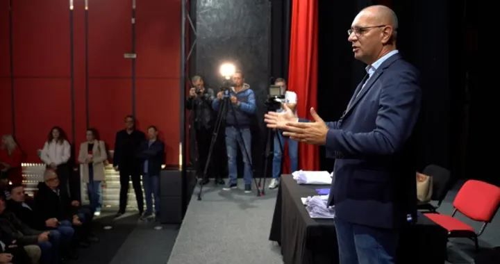 Grad Tuzla nastavlja borbu protiv aerozagađenja: Potpisani ugovori sa građanima/