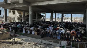 KHAN YOUNIS, GAZA - 17. OKTOBAR: Palestinci obavljaju džuma-namaz usred ruševina džamije Al-Albani, uništene tokom izraelskih napada, u Khan Yunisu, na jugu Gaze, 17. oktobra 2025. (Doaa Albaz - Anadolu Agency)/