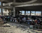 KHAN YOUNIS, GAZA - 17. OKTOBAR: Palestinci obavljaju džuma-namaz usred ruševina džamije Al-Albani, uništene tokom izraelskih napada, u Khan Yunisu, na jugu Gaze, 17. oktobra 2025. (Doaa Albaz - Anadolu Agency)/