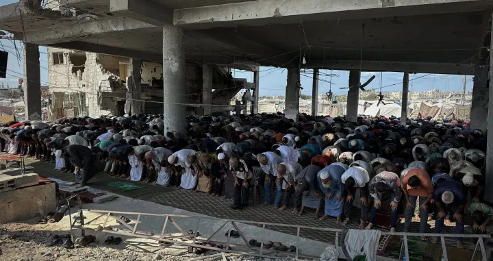 KHAN YOUNIS, GAZA - 17. OKTOBAR: Palestinci obavljaju džuma-namaz usred ruševina džamije Al-Albani, uništene tokom izraelskih napada, u Khan Yunisu, na jugu Gaze, 17. oktobra 2025. (Doaa Albaz - Anadolu Agency)/
