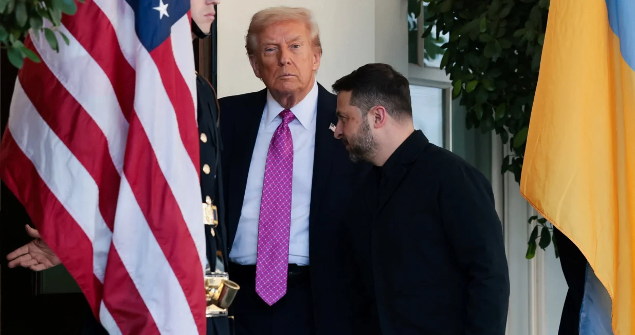 U.S. President Donald Trump welcomes Ukraine's President Volodymyr Zelenskiy at the White House in Washington, D.C., U.S., October 17, 2025. REUTERS/Jonathan Ernst/Jonathan Ernst