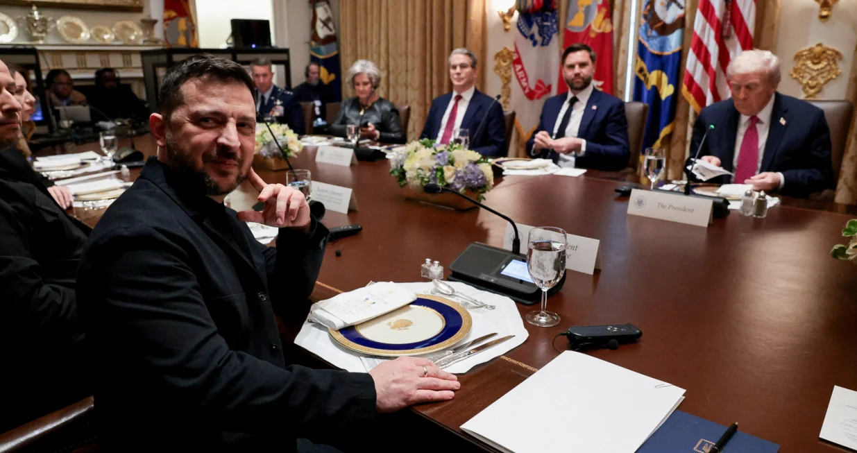 Ukraine's President Volodymyr Zelenskiy meets with U.S. President Donald Trump over lunch in the Cabinet Room at the White House in Washington, D.C., U.S., October 17, 2025. REUTERS/Jonathan Ernst  TPX IMAGES OF THE DAY/Jonathan Ernst