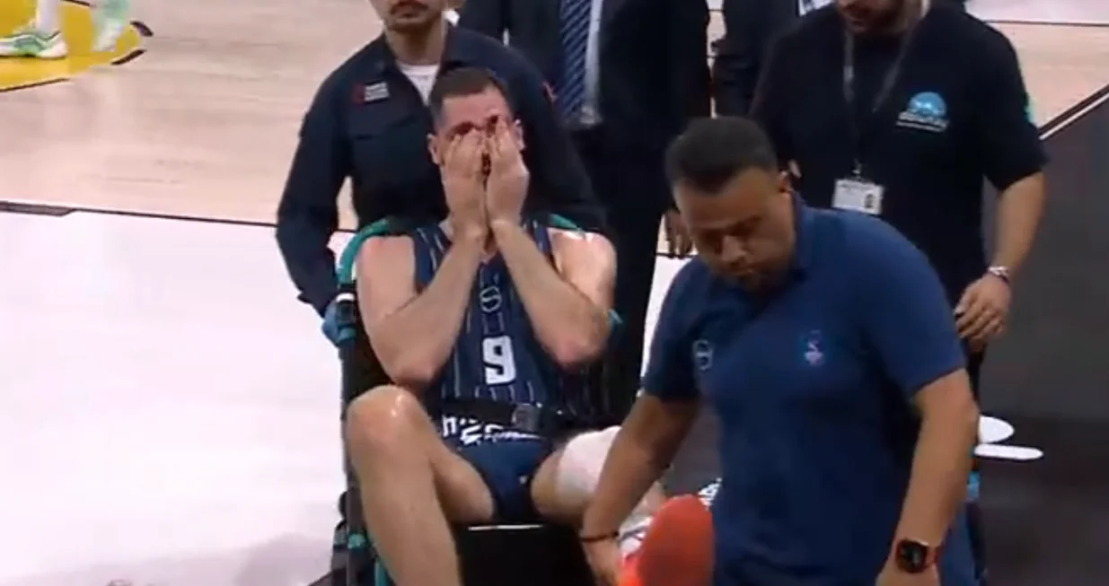 Georgios Papagiannis napušta teren u suzama/Foto: 