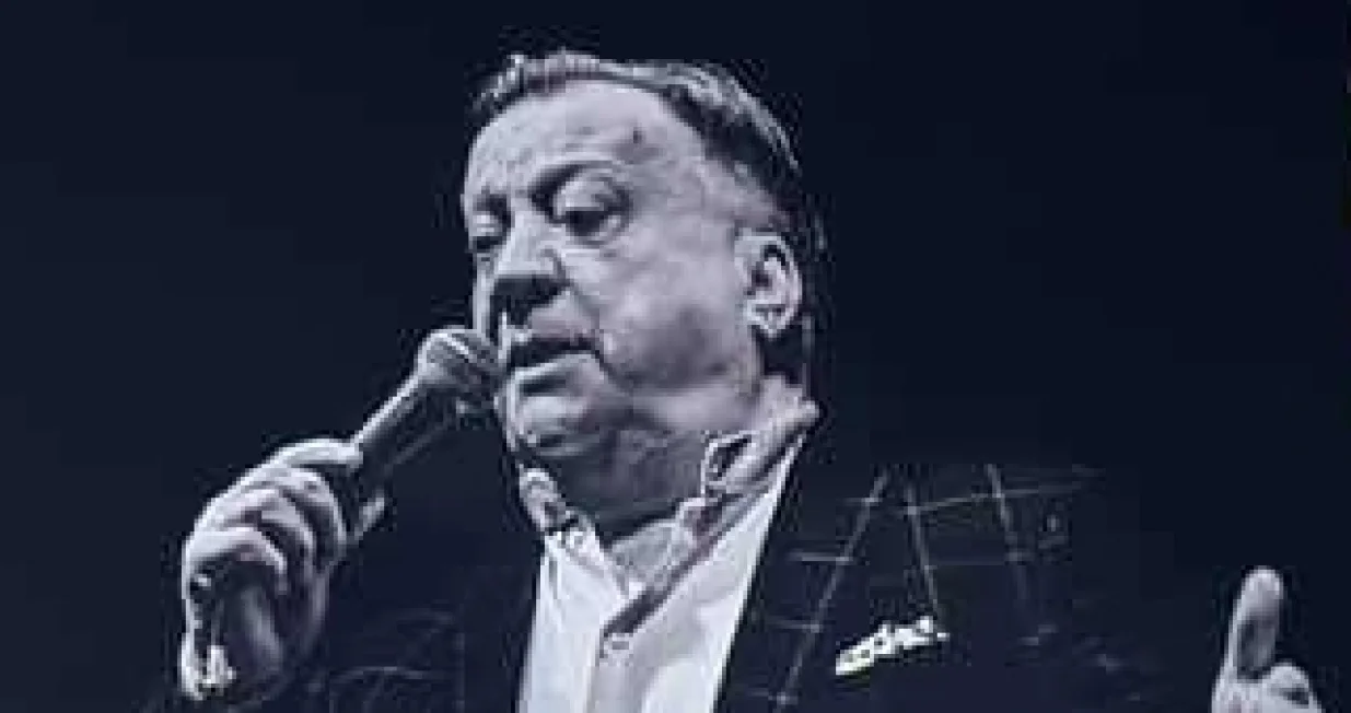 Počelo okupljanje građana na platou Skenderije kako bi odali počast Halidu Bešliću/Amir Papić