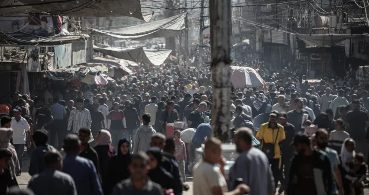 GAZA, PALESTINA – 15. OKTOBAR 2025.Palestinci se okupljaju na pijaci u izbjegličkom kampu Nuseirat dok se roba i zalihe vraćaju u Gazu nakon provedbe primirja.Dolazak proizvoda koji nisu bili dostupni tokom rata donosi obnovljenu aktivnost na lokalnim pijacama širom grada. (Moiz Salhi - Anadolu Agency)/