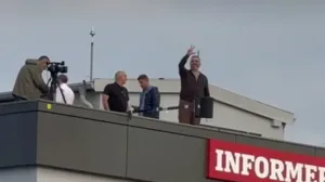 Dragan J. Vučićević, urednik Informera na krovu, tri prsta, provokacije/Prtsc