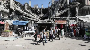 GAZA, PALESTINA – 15. OKTOBAR 2025.Palestinci se okupljaju na pijaci u izbjegličkom kampu Nuseirat dok se roba i zalihe vraćaju u Gazu nakon provedbe primirja.Dolazak proizvoda koji nisu bili dostupni tokom rata donosi obnovljenu aktivnost na lokalnim pijacama širom grada. (Moiz Salhi - Anadolu Agency)/