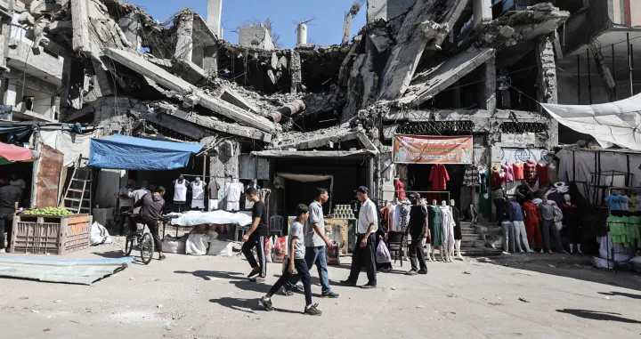 GAZA, PALESTINA &ndash; 15. OKTOBAR 2025.Palestinci se okupljaju na pijaci u izbjegličkom kampu Nuseirat dok se roba i zalihe vraćaju u Gazu nakon provedbe primirja.Dolazak proizvoda koji nisu bili dostupni tokom rata donosi obnovljenu aktivnost na lokalnim pijacama &scaron;irom grada. (Moiz Salhi - Anadolu Agency)/