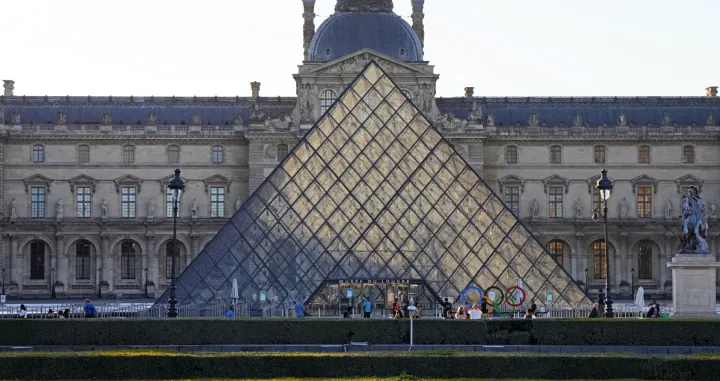 FILE PHOTO: Paris 2024 Olympics - Athletics - Men's Marathon - Paris, France - August 10, 2024. General view of The Louvre museum before the race. REUTERS/Aleksandra Szmigiel/File Photo/Aleksandra Szmigiel