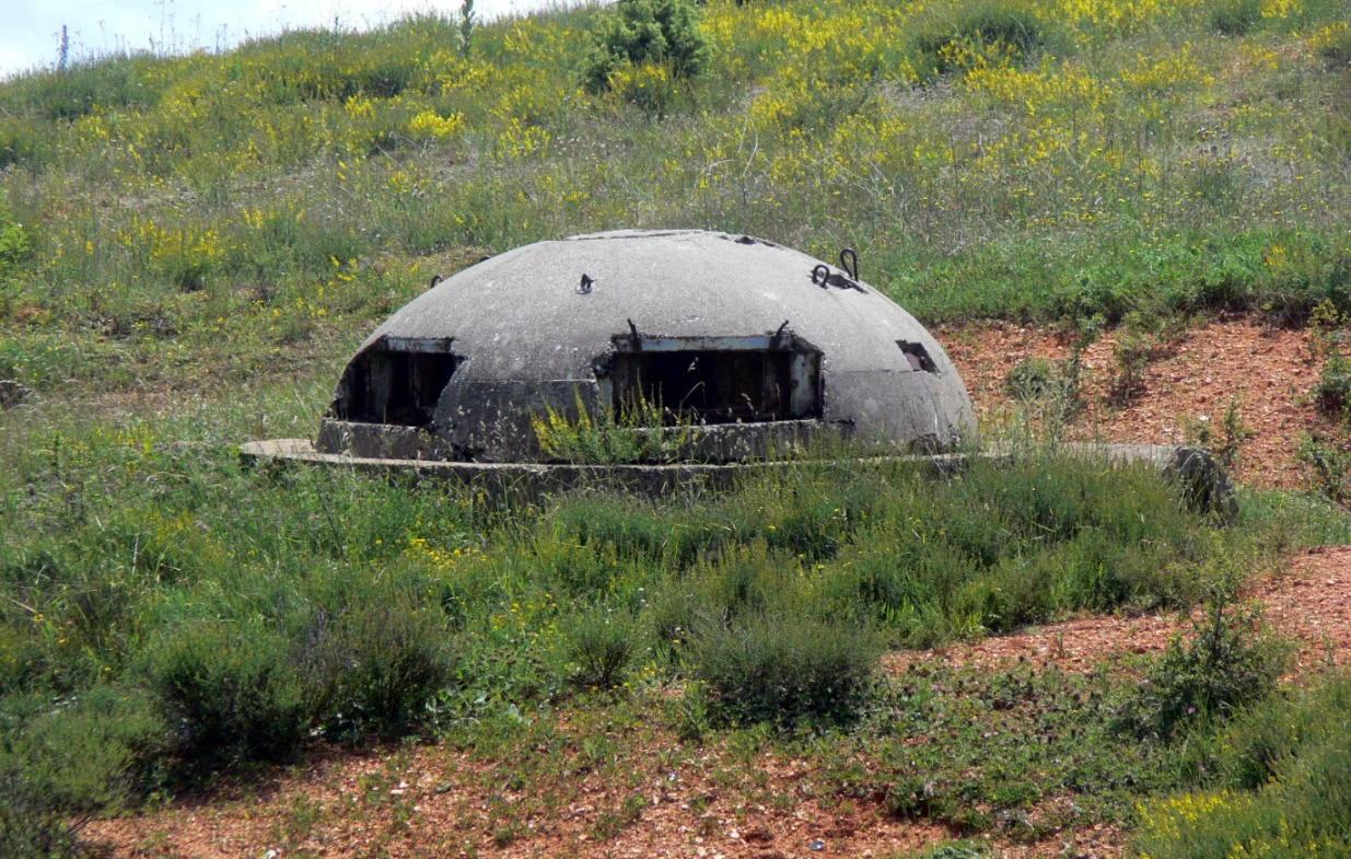 Procjenjuje se da se širom Albanije nalazi više od 700.000 bunkera, iako tačan broj nikada nije službeno potvrđen/