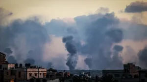 Najmanje sedmero Palestinaca je ubijeno, a više je ranjenih u izraelskim zračnim napadima u centralnom dijelu Pojasa Gaze u nedjelju, uprkos sporazumu o prekidu vatre s Hamasom, rekli su medicinski izvori.Meta napada bili su i istočni dijelovi Khan Yunisa na jugu Pojasa Gaze, iznad kojeg se dižu veliki oblaci dima./Ali Jadallah