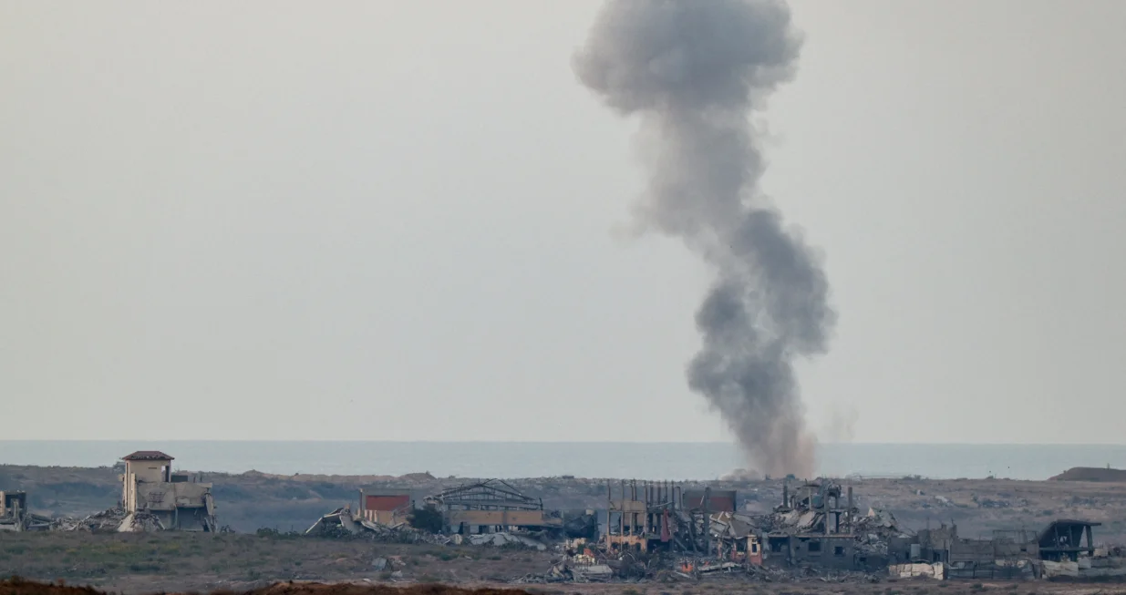 Smoke rises from Gaza following an Israeli airstrike, as seen from Israel, October 19, 2025. REUTERS/Amir Cohen/Amir Cohen
